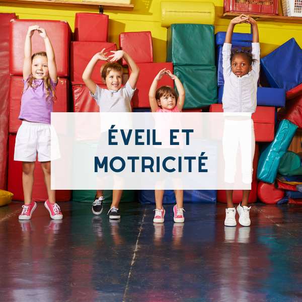 enfants faisant de l'éveil et de la motricité à l'école