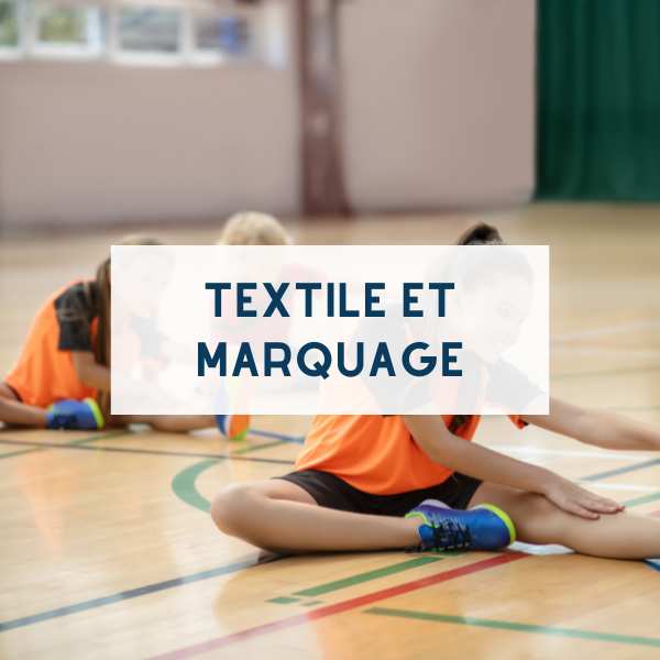 enfants s'étirant pour faire du sport dans du textile sportif