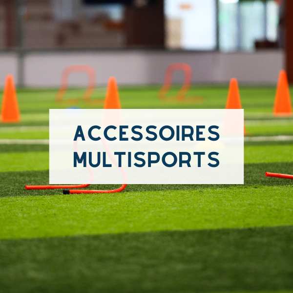 cône et différents accessoires multisports sur un terrain synthétique