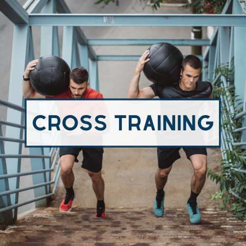 deux hommes portant une balle de cross training