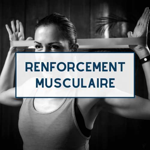 femme faisant du renforcement musculaire avec un élastique