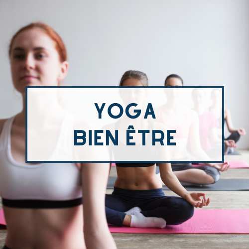 femmes faisant du yoga en position tailleur sur leur tapis de yoga