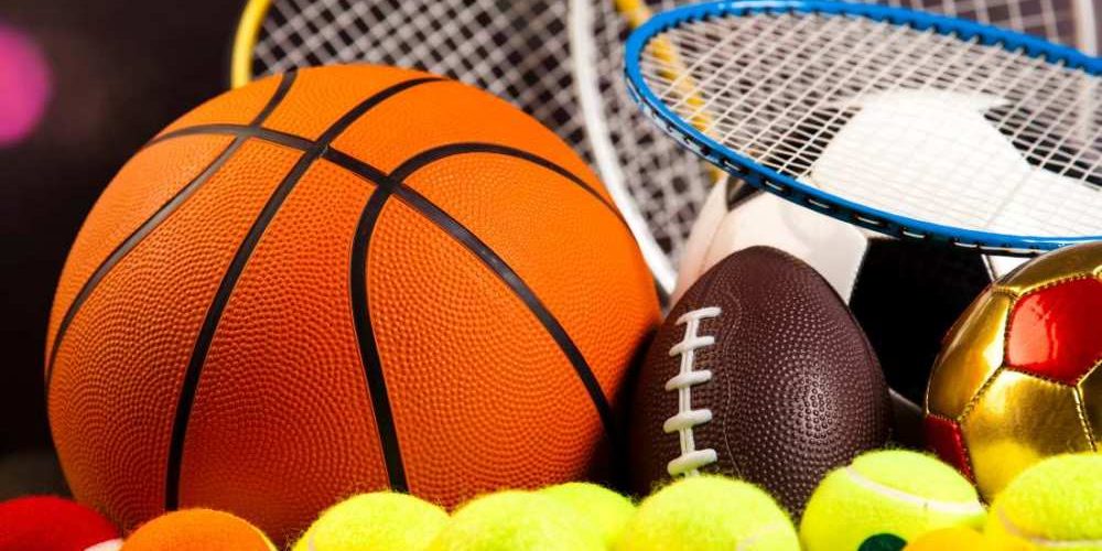 ballons de basket-ball, raquettes de badminton, balles de tennis, balles de tennis de table, balle de golf et un ballon de football américain