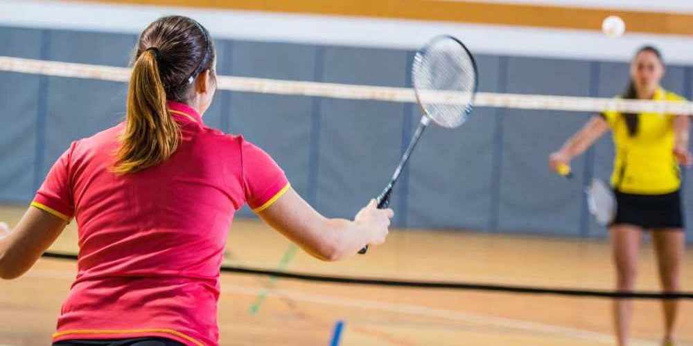 partie de badminton disputée entre 2 femmes