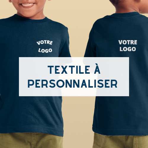 enfants avec un tee-shirt bleu marine. "Votre logo" est écrit au niveau du cœur et au dos.