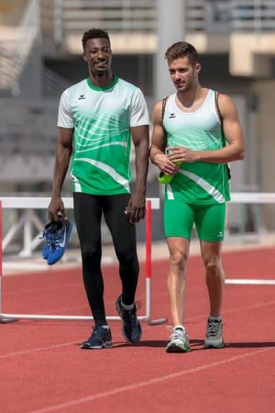 deux hommes habillés en vert avec tenues d’athlétisme