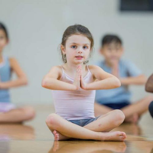 enfants faisant du yoga